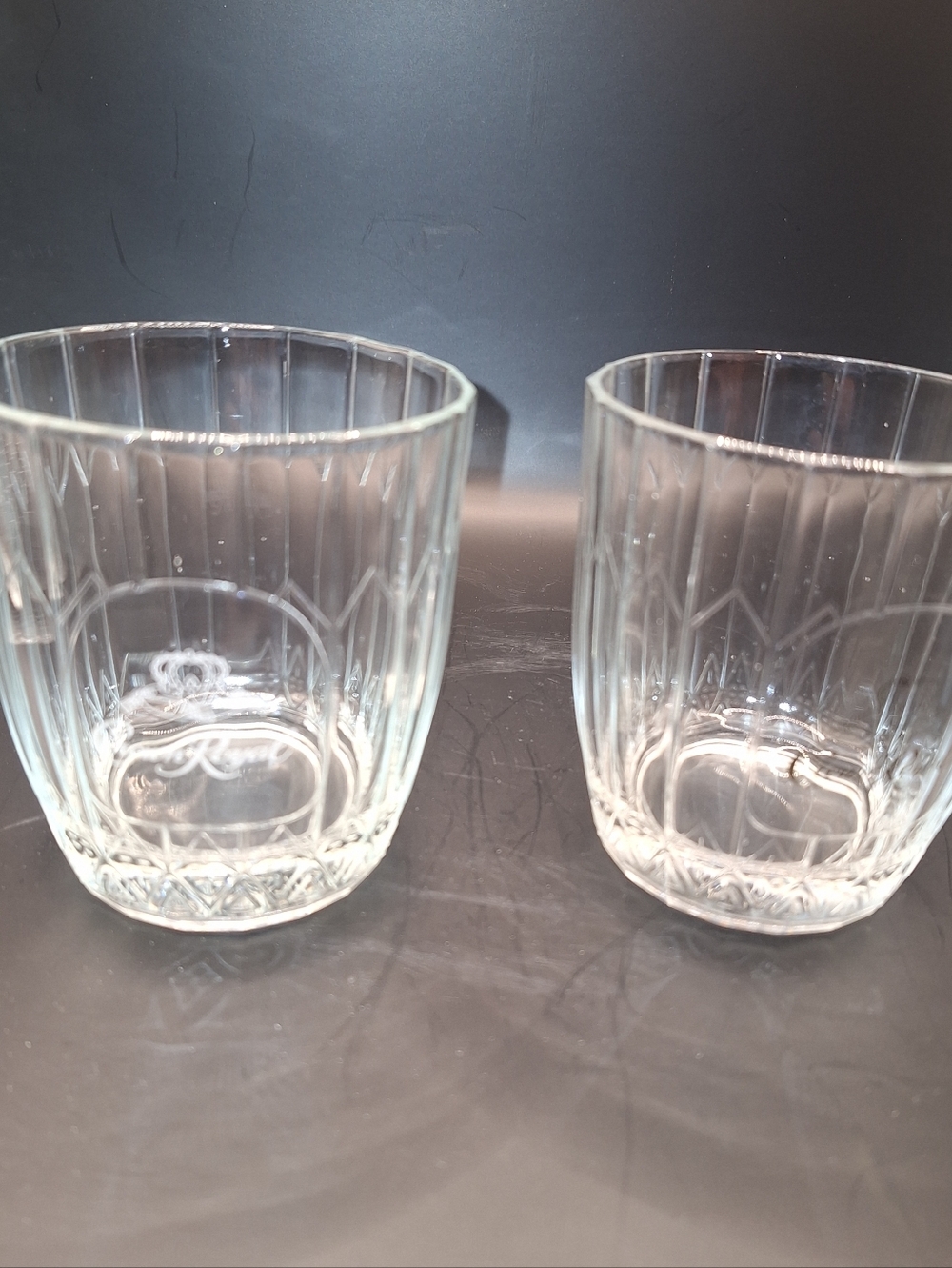 This set of two vintage whiskey glasses consists of 12 oz lowball glasses